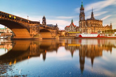 Augustus Köprüsü (Augustusbrucke) ve Kutsal Üçleme Katedrali (Hofkirche) Almanya 'nın Dresden kentinde Elbe Nehri üzerinde, Saksonya.
