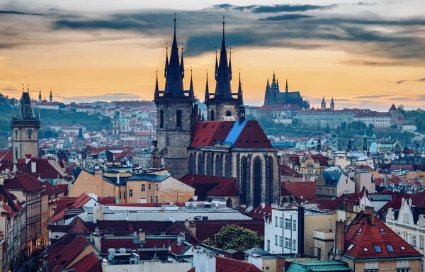 Famosa Igreja Tyn Praça Cidade Velha Castelo Praga Visível Fundo — Fotografia de Stock