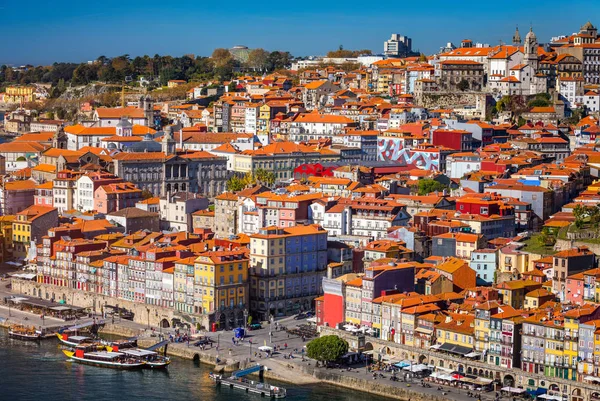 Porto, Portekiz 'in Douro Nehri kıyısındaki eski kasabası. Oporto Panoraması.