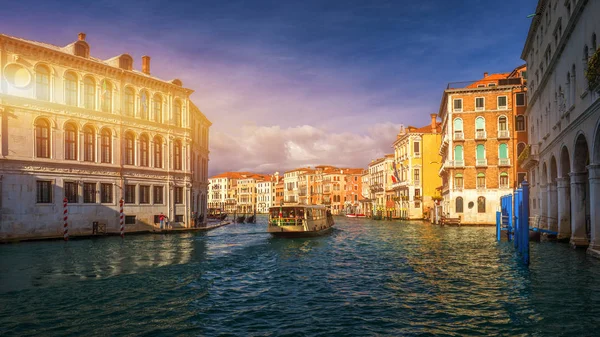 Вид Уличный Канал Венеции Италия Красочные Фасады Старых Венецианских Домов — стоковое фото