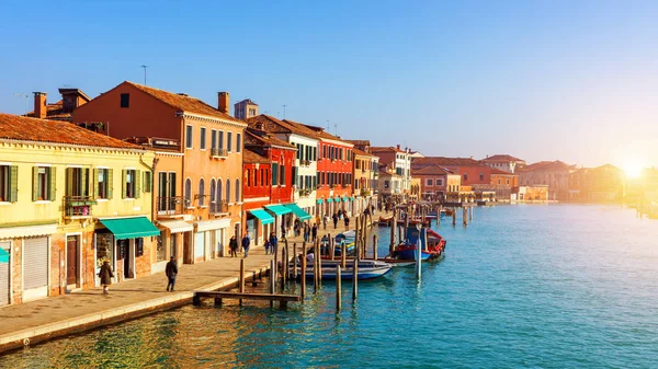Ulice Canal Venezia Benátky Úzkým Průlivem Mezi Staré Barevné Cihlové — Stock fotografie