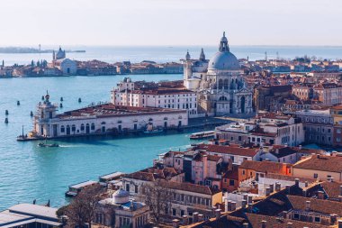 Venedik panoramik hava manzaralı, kırmızı çatılı, Veneto, İtalya. Venedik şehrinin havadan görünüşü, İtalya. Venedik Avrupa 'nın popüler bir turizm merkezidir. Venedik, İtalya.