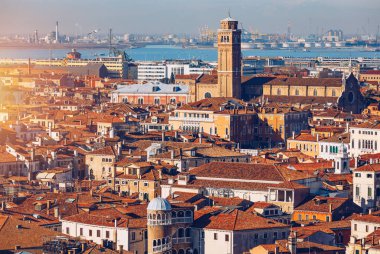 Venedik panoramik hava manzaralı, kırmızı çatılı, Veneto, İtalya. Venedik şehrinin havadan görünüşü, İtalya. Venedik Avrupa 'nın popüler bir turizm merkezidir. Venedik, İtalya.