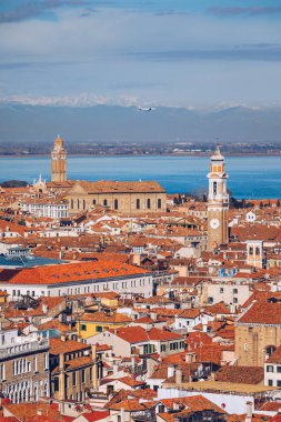 Venedik panoramik hava manzaralı, kırmızı çatılı, Veneto, İtalya. Venedik, İtalya 'nın yoğun ortaçağ kırmızı çatılarına sahip hava manzarası 