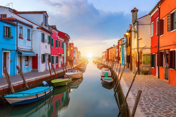 Bela Vista Dos Canais Burano Com Barcos Belos Edifícios Coloridos — Fotografia de Stock