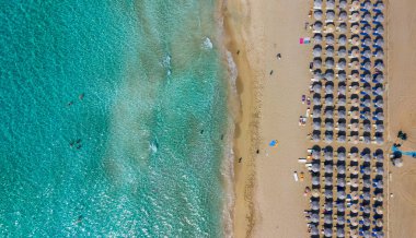 Yukarıdan aşağıya şemsiye ve günbatımı, turkuaz deniz ile şaşırtıcı Beach havadan görünümü. Akdeniz, Crete, Yunanistan.