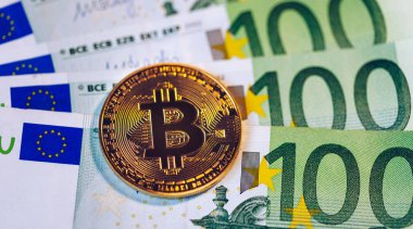 Euro parasına karşılık Altın Bitcoin. Bitcoin şifreli para birimi. Kripto para birimi konsepti. Avro banknotlu Bitcoin. Avro banknotlarına istiflenmiş bitcoin 'ler.