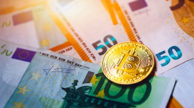 Euro parasına karşılık Altın Bitcoin. Bitcoin şifreli para birimi. Kripto para birimi konsepti. Avro banknotlu Bitcoin. Avro banknotlarına istiflenmiş bitcoin 'ler.