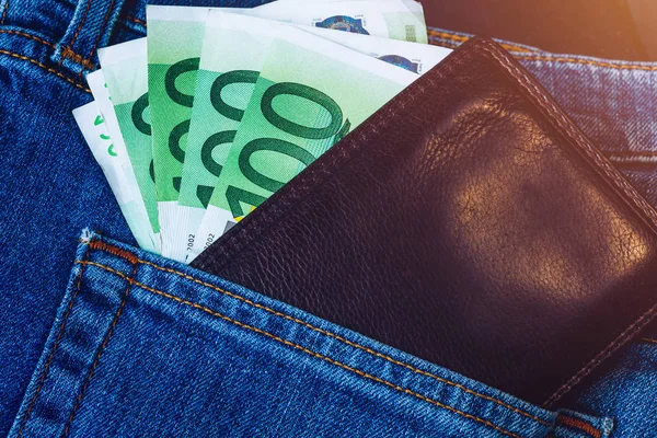 Kot Pantolonun Cebinde Euro Parası Olan Kahverengi Cüzdan Çinde Euro — Stok fotoğraf