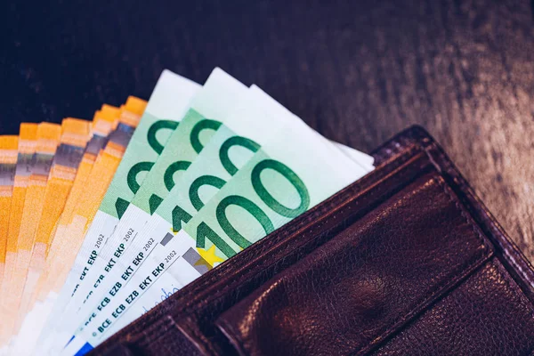 Cüzdan Ile Euro Banknot Cüzdan Siyah Bir Arka Plan Üzerinde — Stok fotoğraf