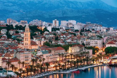 Şaşırtıcı Split şehir waterfront panorama mavi saat, Dalmaçya, Europe adlı. Roma Sarayı imparator Diocletian ve Kulesi Saint Domnius Katedrali. Split, Hırvatistan. 