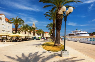 Hırvatistan Avrupa 'nın eski turistik mekanı Trogir kentinde manzara. Trogir kasabası kıyı manzarası. Muhteşem Trogir, Hırvatistan. Hırvatistan 'ın güneşli, eski Venedik kenti, Dalmaçya Sahili.