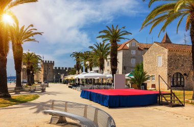 Hırvatistan Avrupa 'nın eski turistik mekanı Trogir kentinde manzara. Trogir kasabası kıyı manzarası. Muhteşem Trogir, Hırvatistan. Hırvatistan 'ın güneşli, eski Venedik kenti, Dalmaçya Sahili.