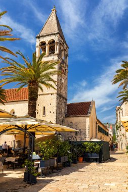 Hırvatistan Avrupa 'nın eski turistik mekanı Trogir kentinde manzara. Trogir kasabası kıyı manzarası. Muhteşem Trogir, Hırvatistan. Hırvatistan 'ın güneşli, eski Venedik kenti, Dalmaçya Sahili.