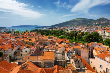 Hırvatistan, kırmızı kiremit, Hırvat bir turizm şehri panoramik Trogir. Trogir şehri deniz manzarası, Hırvatistan. Çatılar Trogir Hırvatistan.