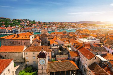 Hırvatistan Avrupa 'nın eski turistik mekanı Trogir kentinde manzara. Trogir kasabası kıyı manzarası. Muhteşem Trogir, Hırvatistan. Hırvatistan 'ın güneşli, eski Venedik kenti, Dalmaçya Sahili.