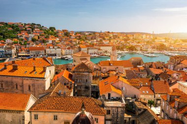 Hırvatistan, kırmızı kiremit, Hırvat bir turizm şehri panoramik Trogir. Trogir şehri deniz manzarası, Hırvatistan. Çatılar Trogir Hırvatistan.