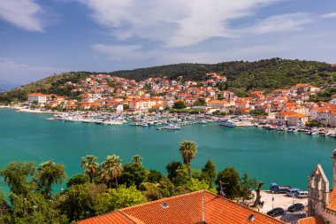 Hırvatistan Avrupa 'nın eski turistik mekanı Trogir kentinde manzara. Trogir kasabası kıyı manzarası. Muhteşem Trogir, Hırvatistan. Hırvatistan 'ın güneşli, eski Venedik kenti, Dalmaçya Sahili.
