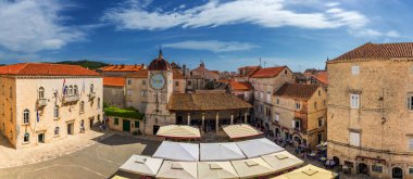 Hırvatistan Avrupa 'nın eski turistik mekanı Trogir kentinde manzara. Trogir kasabası kıyı manzarası. Muhteşem Trogir, Hırvatistan. Hırvatistan 'ın güneşli, eski Venedik kenti, Dalmaçya Sahili.
