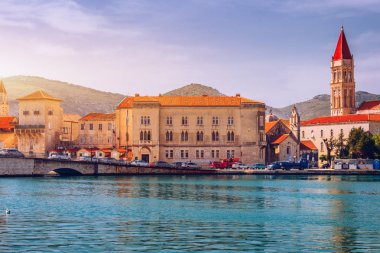 Hırvatistan Avrupa 'nın eski turistik mekanı Trogir kentinde manzara. Trogir kasabası kıyı manzarası. Muhteşem Trogir, Hırvatistan. Hırvatistan 'ın güneşli, eski Venedik kenti, Dalmaçya Sahili.