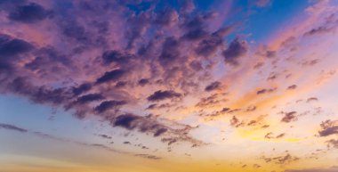 Denizin üstünde gün batımı ya da gündoğumu gökyüzü. Doğa, hava, atmosfer, seyahat teması. Denizin üzerinde gün doğumu ya da gün batımı. Panorama