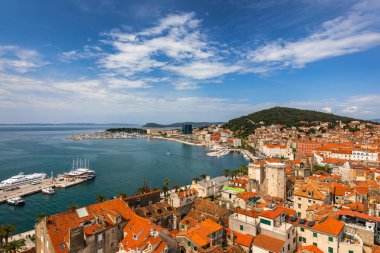 Waterfront ve Marjan tepesi havadan görünümü, Dalmaçya, Hırvatistan split. UNESCO Dünya Mirası. Split panoramik şehir, Dalmaçya, Hırvatistan.
