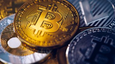 Bitcoin, Etherium, Ripple, Litecoin içeren kripto para birimleri. Kripto para sistemi yeni dijital para. Önde Bitcoin var. Bitcoin en önemli kripto para birimi.