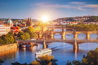 Prag Manzaralı Bahar Günbatımı Eski Şehir İskelesi mimarisi ve Çek Cumhuriyeti Prag, Vltava nehri üzerindeki Charles Köprüsü 'nün hava manzarası