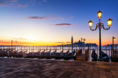 Venedik ile ünlü gondollar, gündoğumu, İtalya. Gondol Venedik lagün üzerinde gündoğumu, İtalya. Venedik San Giorgio Maggiore Kilisesi karşı büyük kanal üzerinde Gondol ile.