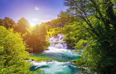 Şelaleler Krka, Ulusal Park, Dalmaçya, Hırvatistan. Krka Ulusal Parkı manzarası, Roski Tokat konumu, Hırvatistan, Avrupa. Akdeniz ülkelerinin güzel dünyası. Seyahat konsepti arka planı.
