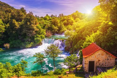 Şelaleler Krka, Ulusal Park, Dalmaçya, Hırvatistan. Krka Ulusal Parkı manzarası, Roski Tokat konumu, Hırvatistan, Avrupa. Akdeniz ülkelerinin güzel dünyası. Seyahat konsepti arka planı.