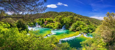 Şelaleler Krka, Ulusal Park, Dalmaçya, Hırvatistan. Krka Ulusal Parkı manzarası, Roski Tokat konumu, Hırvatistan, Avrupa. Akdeniz ülkelerinin güzel dünyası. Seyahat konsepti arka planı.