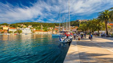 Hırvatistan 'ın Hvar kentinin önündeki muhteşem takımadalara bakın. Eski Adriyatik ada kasabası Hvar 'ın limanı. Hırvatistan 'ın popüler turistik beldesi. Hırvatistan 'ın Hvar adasındaki şaşırtıcı Hvar kenti.