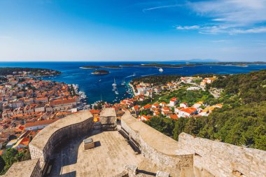 Hırvatistan 'ın Hvar kentinin önündeki muhteşem takımadalara bakın. Eski Adriyatik ada kasabası Hvar 'ın limanı. Hırvatistan 'ın popüler turistik beldesi. Hırvatistan 'ın Hvar adasındaki şaşırtıcı Hvar kenti.