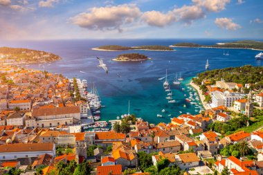 İnanılmaz tarihi kasaba Hvar havadan görünümü, Dalmaçya, Hırvatistan. Hvar Adası defne havadan görünümü, Dalmaçya, Hırvatistan. Eski Adriyatik Adası şehir Hvar liman. Hırvatistan'ın popüler turistik hedef.