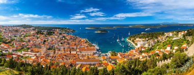 Panorama view adlı muhteşem adalar şehir Hvar, Hırvatistan önünde. Eski Adriyatik Adası şehir Hvar liman. Şaşırtıcı Hvar city Hvar Adası, Hırvatistan. Yüksek çözünürlüklü fotoğraf şehrin Hvar, Hırvatistan.