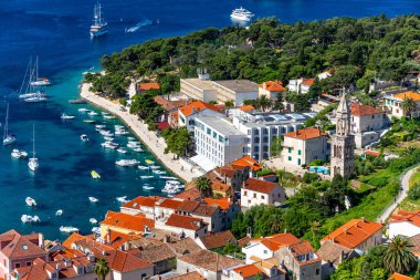 Hırvatistan 'ın Hvar kentinin önünde tekneli muhteşem takımadaları izleyin. Eski Adriyatik ada kasabası Hvar 'ın limanı. Hırvatistan 'ın popüler turistik beldesi. Hırvatistan 'ın Hvar adasındaki şaşırtıcı Hvar kenti. 