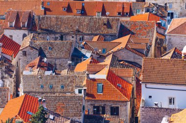 Hırvatistan 'ın kırmızı çatıları olan Hvar kasabasının panoramik manzarası. Hvar Akdeniz 'de evleri ve çatıları var. Hırvatistan 'ın Dalmaçya kıyıları açıklarında Hvar' da yığılmış güzel evler.