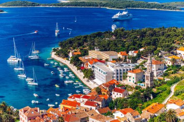 Hırvatistan 'ın Hvar kentinin önünde tekneli muhteşem takımadaları izleyin. Eski Adriyatik ada kasabası Hvar 'ın limanı. Hırvatistan 'ın popüler turistik beldesi. Hırvatistan 'ın Hvar adasındaki şaşırtıcı Hvar kenti. 