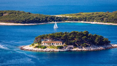 Galesnik Adası Tüm Pakleni Adaları bir dizi ilkidir. Bu küçük ada kasaba Hvar adlı en güzel görünümü yoktur.