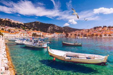 Balıkçı tekneleri önünde kasaba Hvar, Hırvatistan ile muhteşem adalar, görüntüleyin. Liman kentinin eski Adriyatik Adası Hvar martı ile şehrin üzerinde uçuyor. Şaşırtıcı Hvar city Hvar Adası, Hırvatistan. 