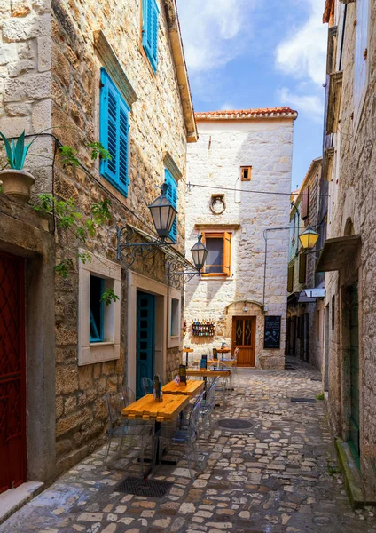 Hırvatistan Avrupa 'nın eski turistik mekanı Trogir kentinde manzara. Trogir kasabası kıyı manzarası. Muhteşem Trogir, Hırvatistan. Hırvatistan 'ın güneşli, eski Venedik kenti, Dalmaçya Sahili.