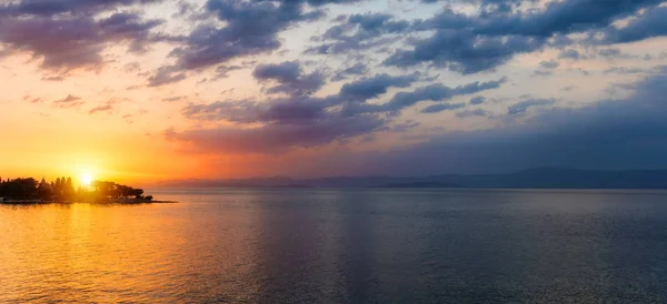 Denizin Üstünde Gün Batımı Gündoğumu Gökyüzü Doğa Hava Atmosfer Seyahat — Stok fotoğraf