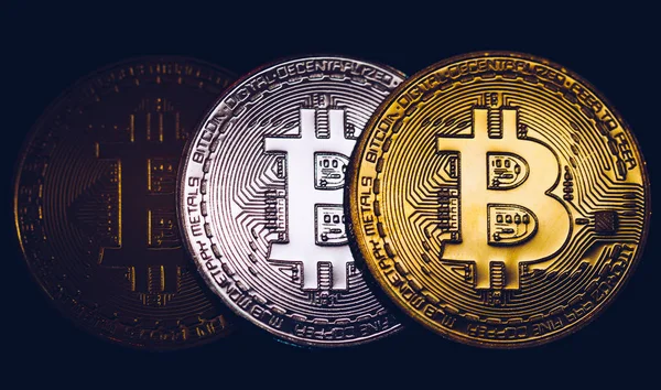 Bitcoin kripto para birimi (kripto para birimi). Gümüş Bitcoin ve altın Bitcoin sembolü. Bitcoin (BTC) şifreleme para birimi.