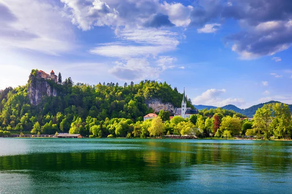 Amazing Sunny Scenery Bled Castle Martin Church Bled Town Reflection — Stock Photo, Image