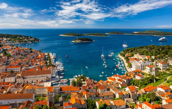 Hırvatistan 'ın Hvar kentinin önündeki muhteşem takımadalara bakın. Eski Adriyatik ada kasabası Hvar 'ın limanı. Hırvatistan 'ın popüler turistik beldesi. Hırvatistan 'ın Hvar adasındaki şaşırtıcı Hvar kenti.