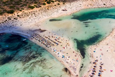 Balos Beach Gramvousa Island Girit'te yakınındaki havadan görünümü. Büyülü turkuaz suları, lagünler, saf beyaz kum plaj Balos. Balos bay adasında Crete, Yunanistan.