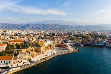 Hava manzarayı yukarıdan city of Chania, Crete Island, Yunanistan. Yunanistan, güzel Venedik şehir Chania Crete Island yerlerinden.