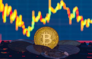 Şifreli para koleksiyonu, bitcoin, ethereum, litekoin, dalgalanma. Dijital para birimi. Kripto para birimi. Bitcoin, dalgalanma, litekoin ve ethereum sembollü gümüş ve altın sikkeler.