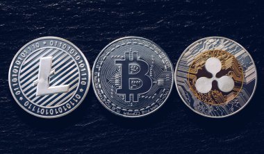 Bitcoin, litekoin ve dalgalı madeni paralar. Grafik tablosunda para birimi. Bitcoin en önemli kripto para birimi konseptidir. Ortasında altın bir bitcoin olan kripto para yığını.